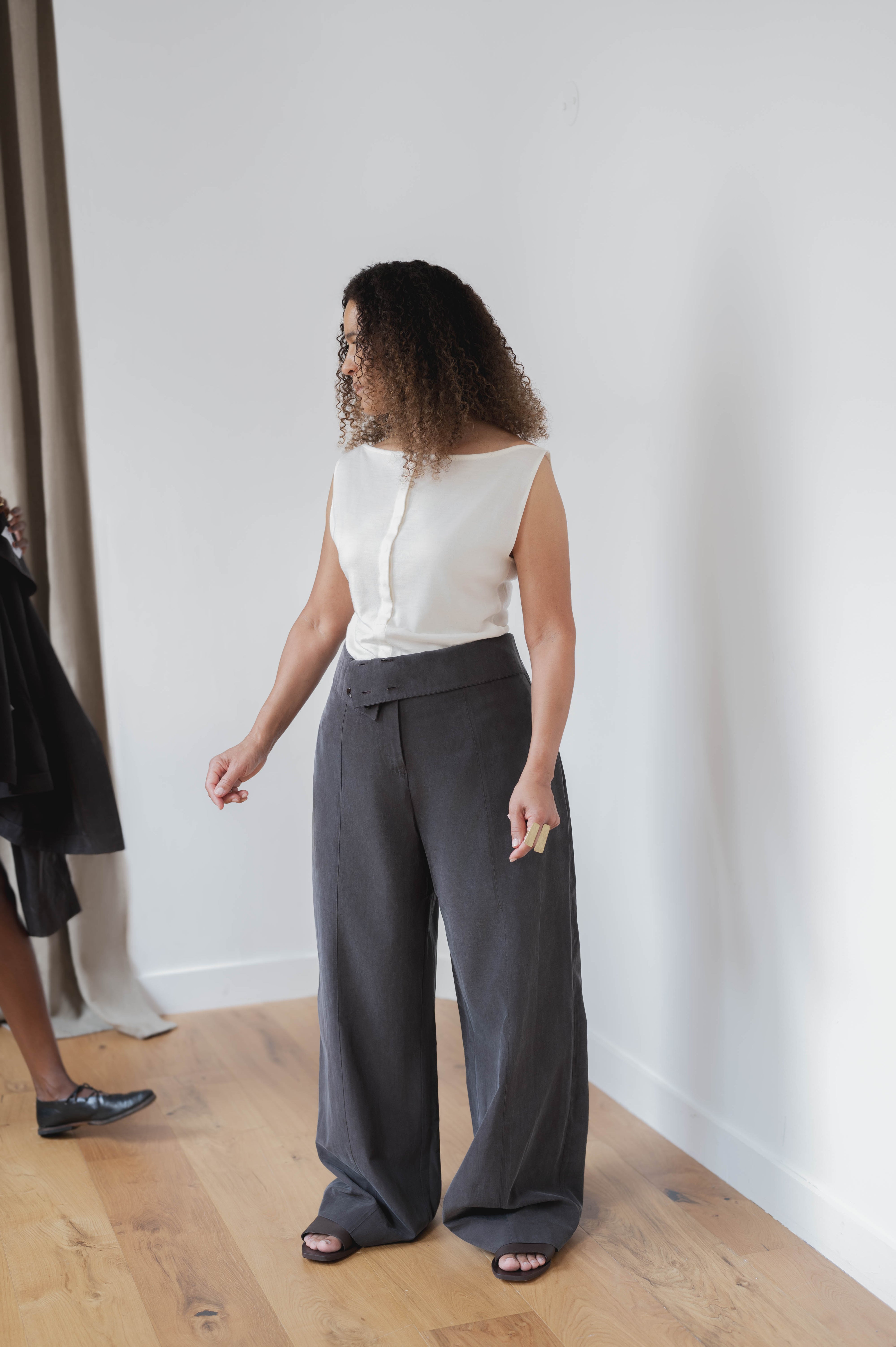 round relaxed trousers - brown cupro