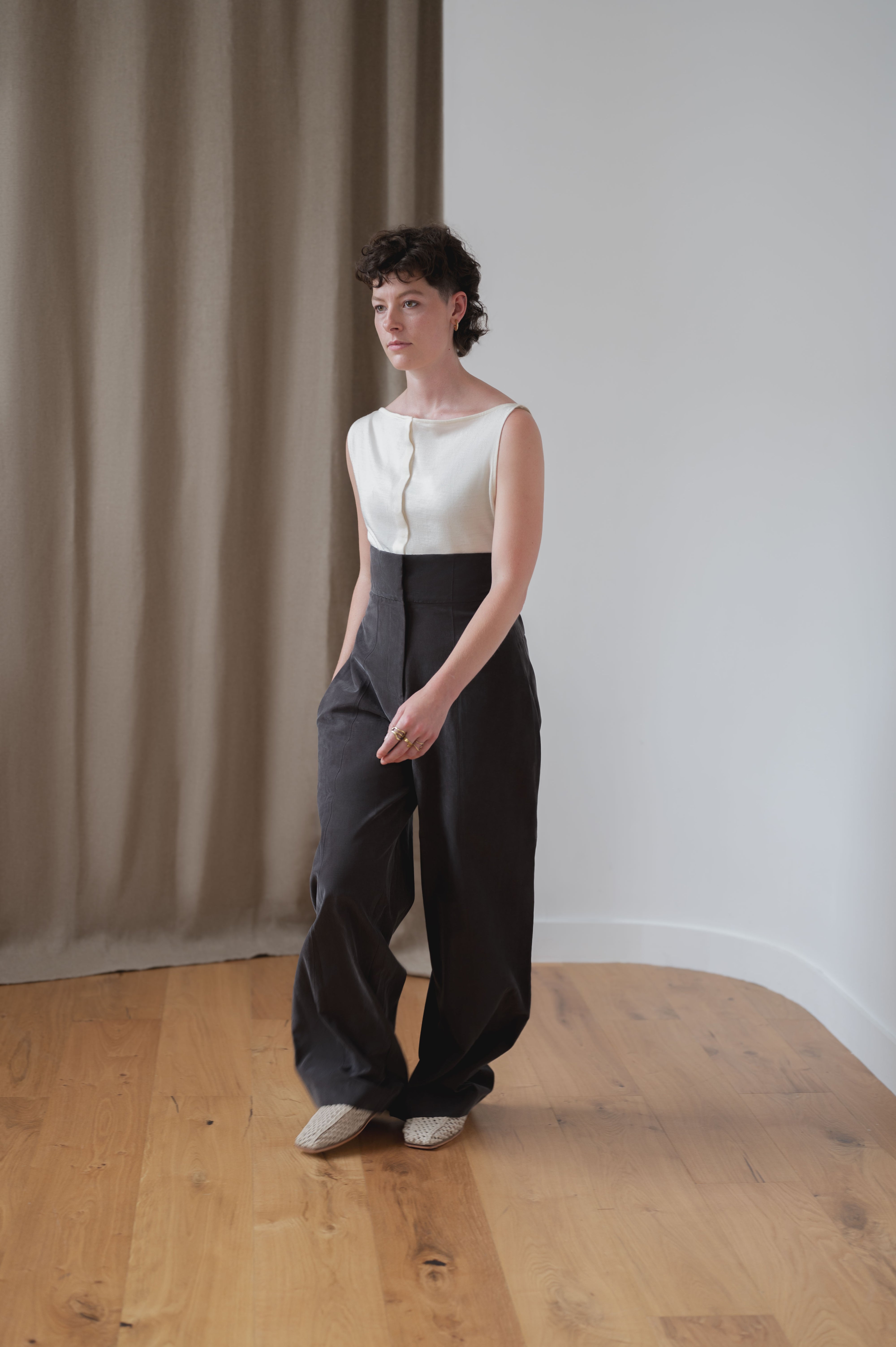 round relaxed trousers - brown cupro
