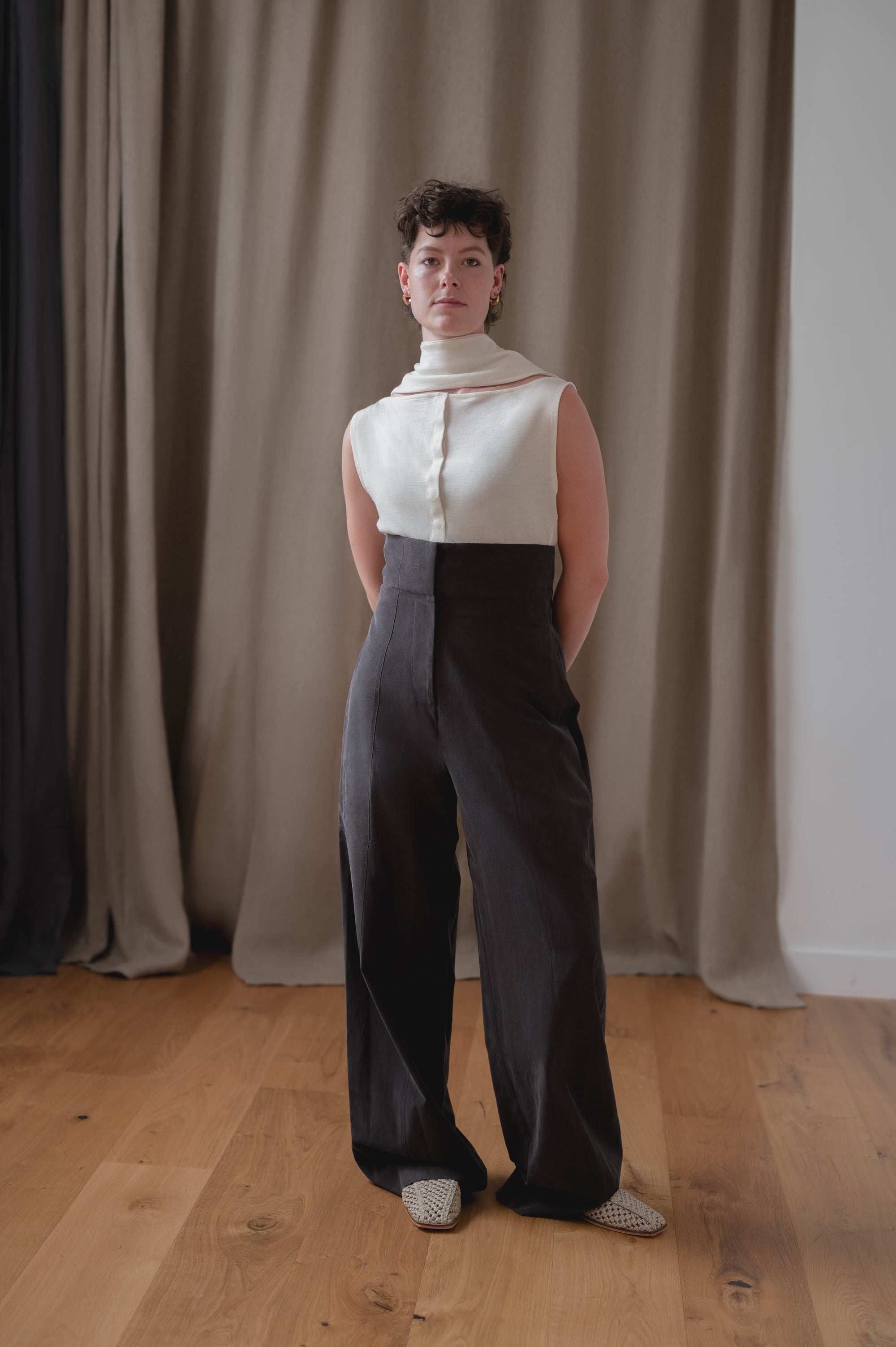 round relaxed trousers - brown cupro